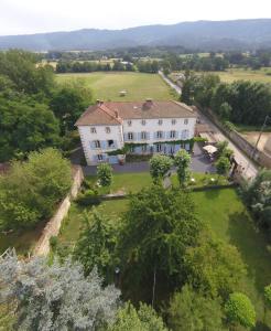 una vista aérea de una gran casa blanca con patio en Domaine La Reveille, en Dore-lʼÉglise