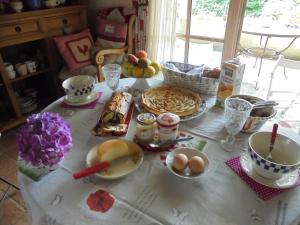 una mesa con huevos y otros alimentos. en Chez Aline, en Salles-dʼArmagnac