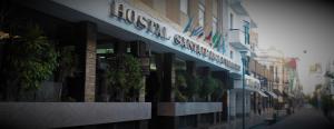 Un edificio con un cartel en el costado. en Hostal Santa Fe De La Veracruz, en Santa Fe