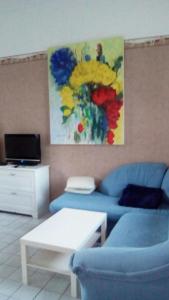 sala de estar con sofá azul y mesa en Ferienwohnung Markert, en Blankenburg