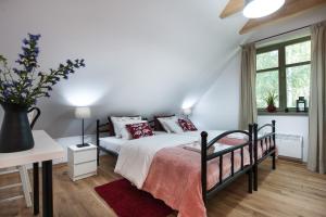 Schlafzimmer mit einem Bett, einem Tisch und einem Fenster in der Unterkunft MAZURY chillout in Ryn