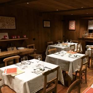 格雷索拉特里尼泰Wongade Chambres d'hotes e Restaurant的用餐室配有带白色桌布的桌子 更多29张照片