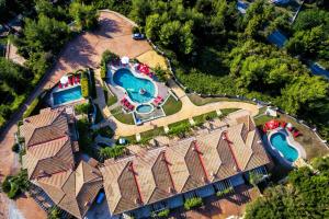 Bazén v ubytování Akritas Ef Zin Villas & Suites nebo v jeho okolí