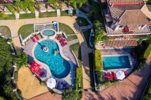 Bazén v ubytování Akritas Ef Zin Villas & Suites nebo v jeho okolí