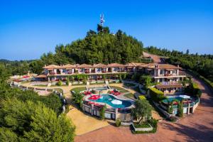 Bazén v ubytování Akritas Ef Zin Villas & Suites nebo v jeho okolí