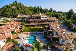 Bazén v ubytování Akritas Ef Zin Villas & Suites nebo v jeho okolí