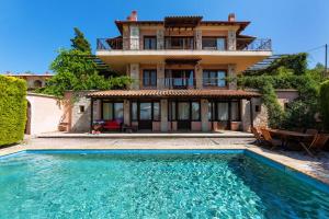 Bazén v ubytování Akritas Ef Zin Villas & Suites nebo v jeho okolí