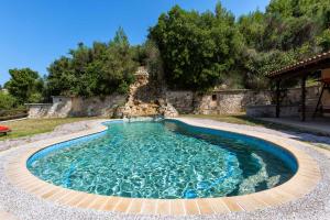 Bazén v ubytování Akritas Ef Zin Villas & Suites nebo v jeho okolí