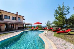 Bazén v ubytování Akritas Ef Zin Villas & Suites nebo v jeho okolí