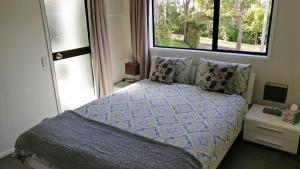 Säng eller sängar i ett rum på Auckland Clifftop