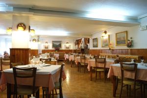 Reštaurácia alebo iné gastronomické zariadenie v ubytovaní Hostal Pirineos Meliz