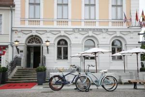 dos bicicletas estacionadas frente a un edificio en Hotel Brandenburger Tor Potsdam, en Potsdam