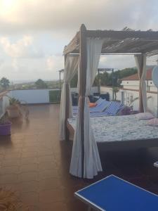 A bed or beds in a room at Graceland rooms and suites Még 37 kép