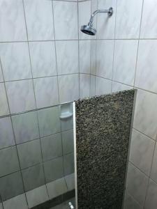 y baño con ducha con cabezal de ducha. en Hotel Santa Rita, en Indaiatuba