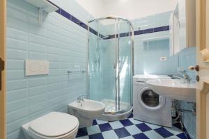 プレシッチェにあるAppartamento Turrita by BarbarHouseのバスルーム(トイレ、洗面台、洗濯機付)