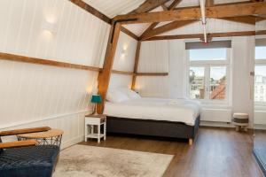 a bedroom with a bed and a window at Stayci Serviced Apartments Royal Palace in The Hague