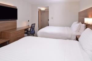 En eller flere senge i et værelse på Holiday Inn Express Palm Desert, an IHG Hotel