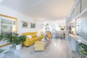 O zonă de relaxare la Luxury Old Town Apartment with breathtaking sea view