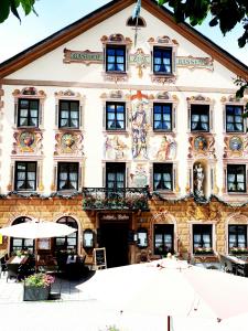 a building with paintings on the side of it at Gasthof zum Rassen in Garmisch-Partenkirchen