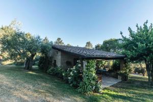 kamienny dom z altaną na dziedzińcu w obiekcie Dimora Borgogni: Country House w mieście Perugia
