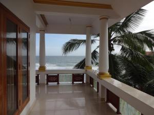 vistas al océano desde el balcón de una casa en Hotel Sea View Palace - the beach hotel, en Kovalam