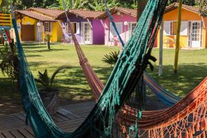 a hammock in the yard of a house at Pousada Recanto dos Lima in Praia do Bananal