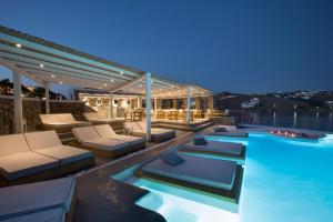 Bazén v ubytování Dreambox Mykonos Suites nebo v jeho okolí