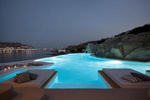 Bazén v ubytování Dreambox Mykonos Suites nebo v jeho okolí