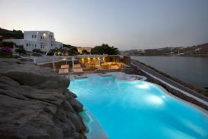 Bazén v ubytování Dreambox Mykonos Suites nebo v jeho okolí