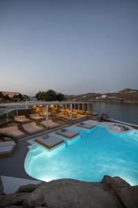 Bazén v ubytování Dreambox Mykonos Suites nebo v jeho okolí