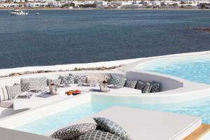 Bazén v ubytování Dreambox Mykonos Suites nebo v jeho okolí