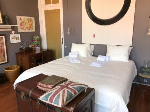una camera da letto con un grande letto bianco e uno specchio di RC Rooms a Porto