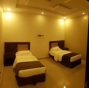 Tempat tidur dalam kamar di Rans Chalets