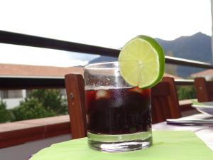 ein Glas Soda mit Limette auf dem Tisch in der Unterkunft Vue sur mer et montagnes in Moriani Plage