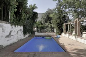 グラナダにあるVentana Del Albaycinの小さな青いプール(庭にフリスビー付)