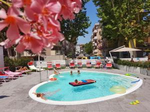 Bazén v ubytování Hotel Sabrina Rimini nebo v jeho okolí