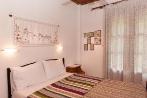 Un pat sau paturi într-o cameră la Mirsini Apartments