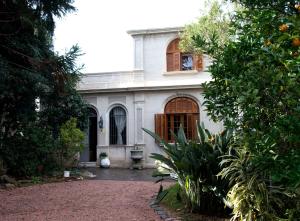 ein weißes Haus mit einem Fenster darüber in der Unterkunft Cane B&B in Montevideo