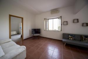 a living room with a couch and a television at Agriturismo Il Giriatello in Crotone