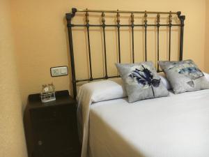 a bedroom with a bed with two pillows on it at Casa Rural El Chorrillo in Terriente