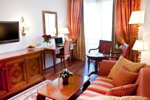 Un televizor și/sau centru de divertisment la Hotel Beyfin