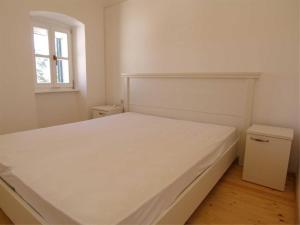 a white bed in a room with a window at Mariana B4 in Veli Lošinj