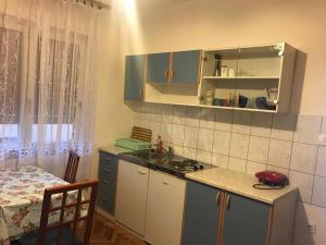 Una cocina o kitchenette en Apartman Brubnjak