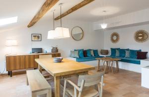 - un salon avec un canapé bleu et une table dans l'établissement La Maison des Vendangeurs 2, à Fleury
