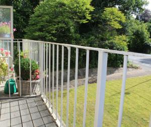 Zahrada ubytování Large Balcony Apartment - 2 Double Beds - Sleeps 4 - Close to Town & Racecourse - Off Street Parking 2 Cars - Fast Wifi