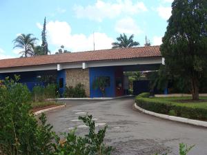 niebieski budynek z drogą przed nim w obiekcie Flamboyant Hotel w mieście Limeira
