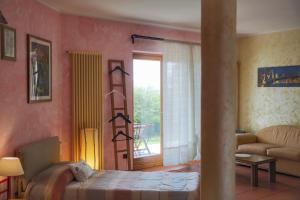 ネグラールにあるB&B Casa Degli Uliviのベッドルーム1室(ベッド1台、窓付)