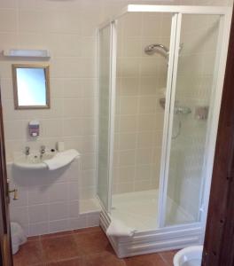 La salle de bains est pourvue d'une douche et d'un lavabo. dans l'établissement Belle Vue Country, à Stanhope