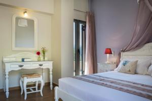 Habitación blanca con cama, escritorio y espejo. en Villa Thalassini, en Agia Efimia 41 fotos más