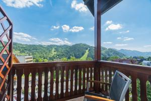 a balcony with a view of the mountains at Willa Belweder in Szczawnica